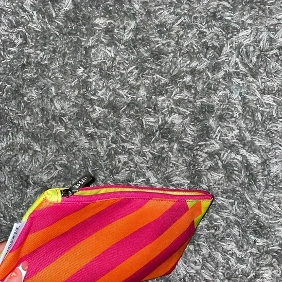 COPY - Clinique travel/ Makeup bag - Picture 3 of 4